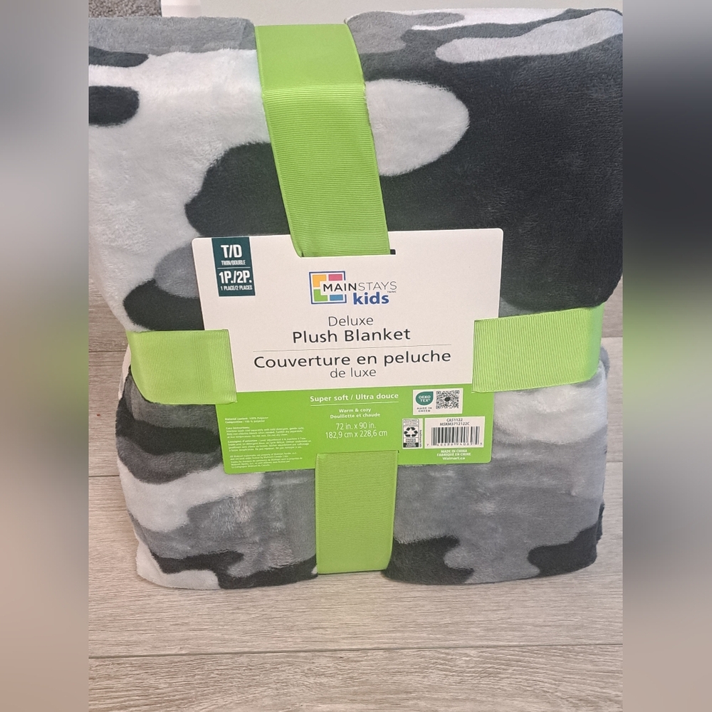 Brand New Mainstays Kids Deluxe Plush Blanket - Gray Camouflage